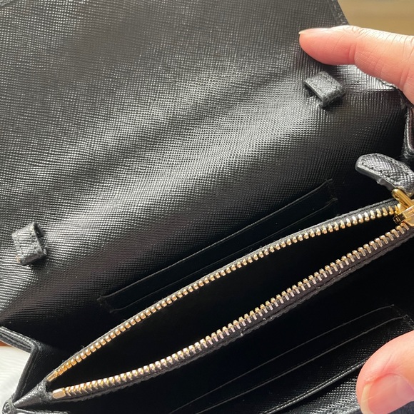❌SOLD❌Prada Saffiano crossbody wallet - Picture 5 of 13